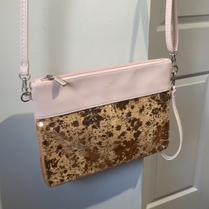 NWOT Pixie Mood Medium Nicole Crossbody Bag/Wristlet in Pink/Metallic Gold